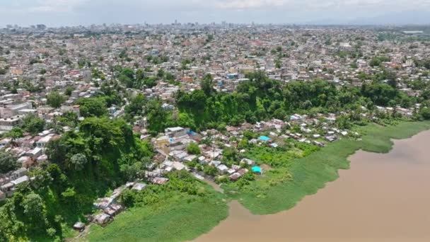 Letecký Let Ukazuje Chudé Předměstí Santo Domingo Vedle Rio Ozama — Stock video
