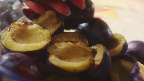 Gros Plan Tranches Prunes Empilées Dans Bol Verre — Video