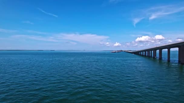 Lugnt Vatten Nedre Tampa Bay Nära Sunshine Skyway Bridge Och — Stockvideo