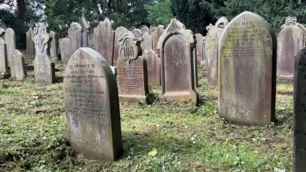 Filmaufnahmen Alter Grabsteine Auf Dem Friedhof Der Kirche Michael Und — Stockvideo