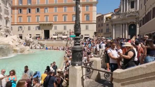 Multidões Turistas Fonte Trevi Dia Ensolarado Roma Pan Esquerda — Vídeo de Stock