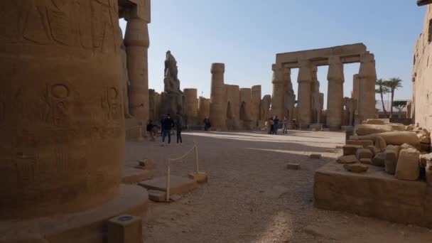 在埃及卢克索神庙遗址拍照的游客 — 图库视频影像