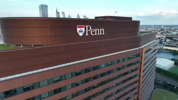 Descending Aerial Penn Medicine Hospital Philadelphia Home Upenn Perelman School — Stock Video