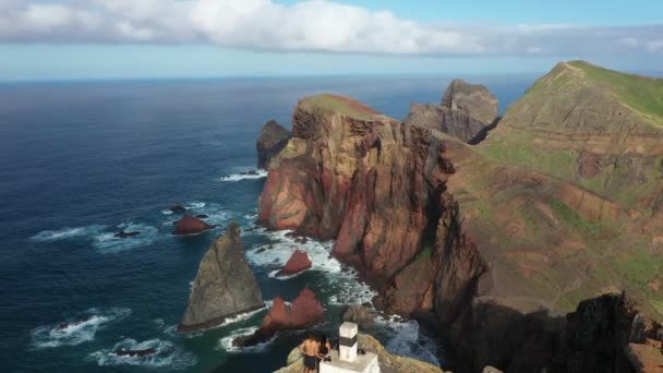 Pequeño Faro Cima Del Acantilado Sao Lourenco Con Espectaculares Acantilados — Vídeos de Stock