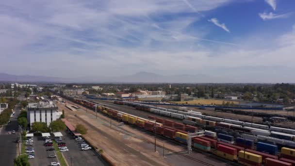 Luchtfoto Van Een Goederentrein Die Door Het Centrum Van Bakersfield — Stockvideo