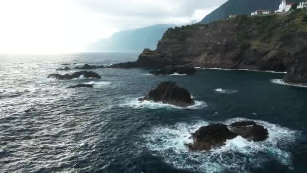 Klip Udara Terbang Oleh Seorang Pria Berdiri Tebing Menghadap Laut — Stok Video