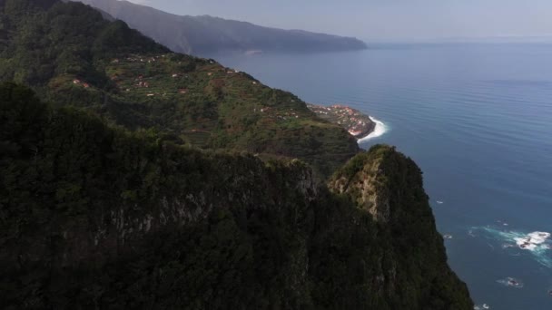 Drone Clip Vliegen Een Bergkam Waar Een Man Alleen Staat — Stockvideo