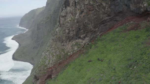 Sekelompok Turis Mendaki Sisi Quebrada Negro Madeira — Stok Video