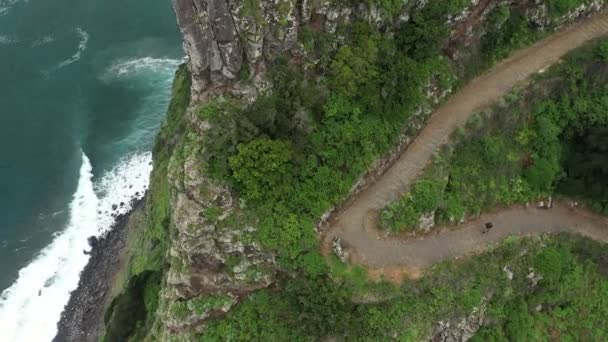 Drone Sköt Rör Sig Ner Med Man Som Går Ensam — Stockvideo