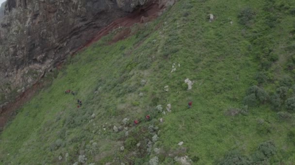 Gran Grupo Personas Están Subiendo Por Borde Montaña Quebrada Negro — Vídeos de Stock