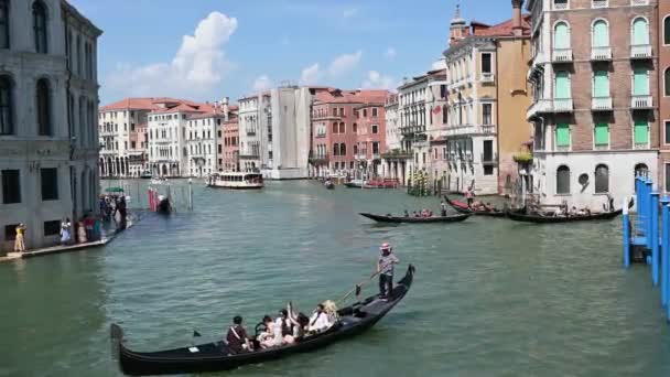 Γόνδολες Που Μεταφέρουν Τουρίστες Περνώντας Από Μεγάλο Κανάλι Της Βενετίας — Αρχείο Βίντεο