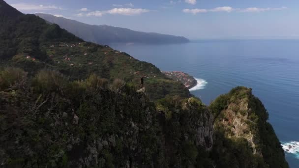 Clipe Drone Voando Para Trás Longe Jovem Que Está Beira — Vídeo de Stock