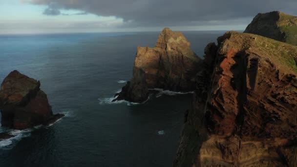 Últimos Raios Sol Atingindo Falésias Costa Madeira — Vídeo de Stock