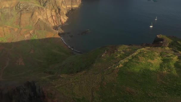 Drone Disparó Sobre Una Pequeña Bahía Con Dos Barcos Blancos — Vídeos de Stock