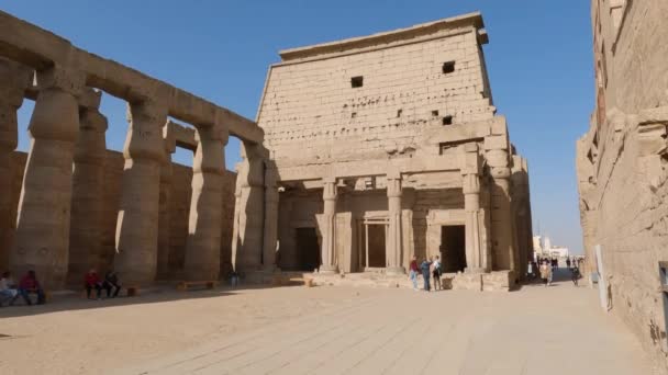 Entrada Templo Luxor Hermoso Cielo Azul Panorámica Tiro Amplio Situado — Vídeos de Stock