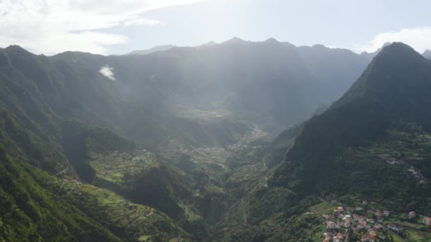 Drone Una Ripida Vasta Valle Madeira Con Piccolo Villaggio — Video Stock