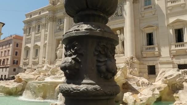 Lento Dolly Passado Lamppost Trevi Montanha Dia Ensolarado — Vídeo de Stock