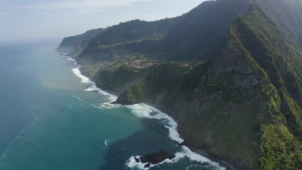 Frumoasa Apă Turcoaz Intră Coasta Madeira Prăbușește Stânca Abruptă Muntelui — Videoclip de stoc