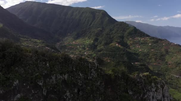 Drone Tournant Autour Homme Faisant Des Pas Prudents Jusqu Bord — Video