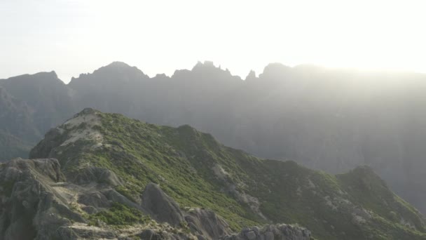 Uomo Piedi Solo Sul Bordo Della Montagna Pico Grande Madeira — Video Stock