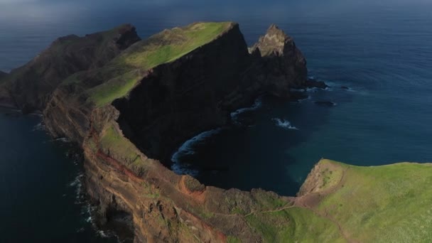 マデイラの非常に細くて狭い崖のドローン撮影 — ストック動画