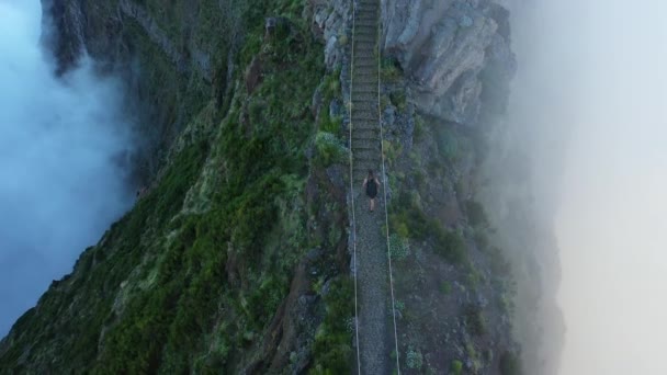 Junger Und Fitter Mann Läuft Allein Den Weg Zum Gipfel — Stockvideo