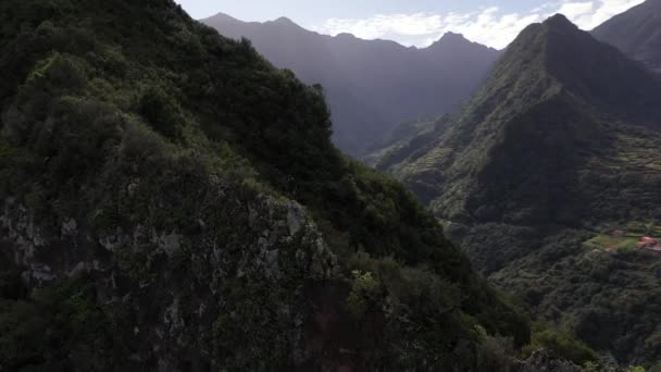 Güçlü Kendine Güvenen Bir Kahramanın Madeira Nın Güzel Manzarasına Tepeden — Stok video