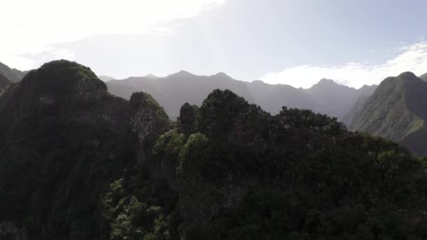 Drone Cinematográfico Disparado Sobre Cume Montanha Para Revelar Belo Vale — Vídeo de Stock