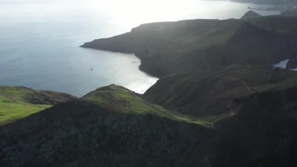 Drone Disparó Sobre Las Verdes Laderas Grandes Acantilados Madeira — Vídeo de stock