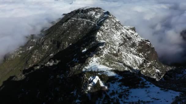 Foto Aérea Montaña Pico Ruivo Madeira Con Nubes Delgadas Fondo — Vídeos de Stock