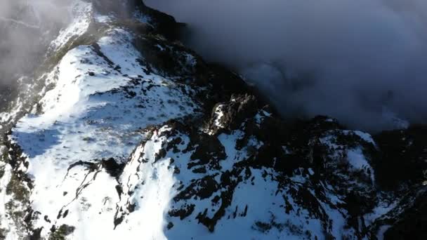 Luchtfoto Van Een Koppel Staat Samen Berg Pico Ruivo Madeira — Stockvideo