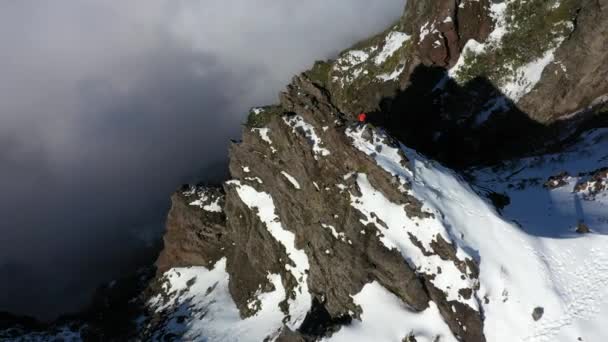 一个女人正一个人坐在马德拉皮科鲁伊沃山上的悬崖顶上 — 图库视频影像