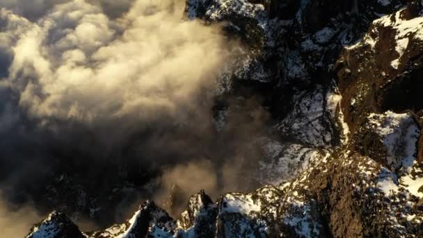 Drone Delle Valli Cime Con Nuvole Sul Monte Pico Ruivo — Video Stock