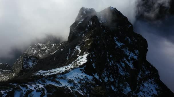 Letecký Snímek Černého Vrcholu Hory Pico Ruivo Madeiře Sněhem Tenkými — Stock video
