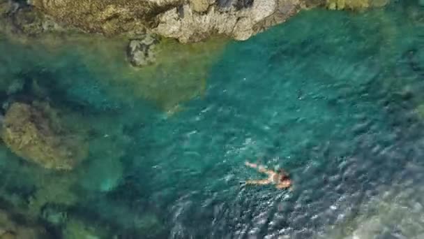 Kobieta Pływa Naturalnych Basenach Porto Moniz — Wideo stockowe