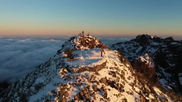 Eine Gruppe Menschen Breitet Sich Auf Dem Gipfel Eines Schneebedeckten — Stockvideo