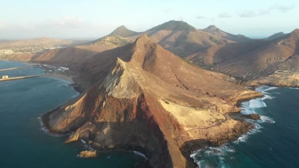 Drohnenaufnahmen Roter Und Brauner Berge Porto Santo Madeira — Stockvideo