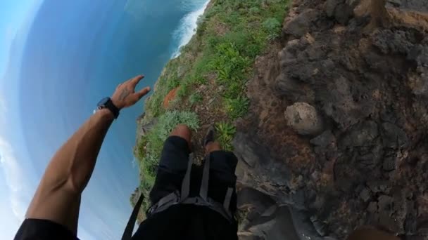 Pov Tiro Homem Caminhando Cuidadosamente Caminho Estreito Perigoso Lado Quebrada — Vídeo de Stock