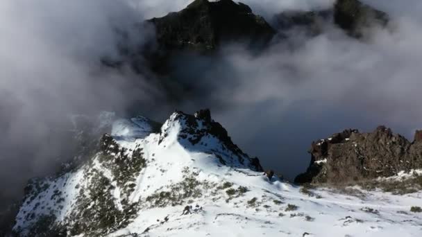 Πυροβολισμός Drone Από Την Απότομη Άκρη Του Βουνού Pico Ruivo — Αρχείο Βίντεο
