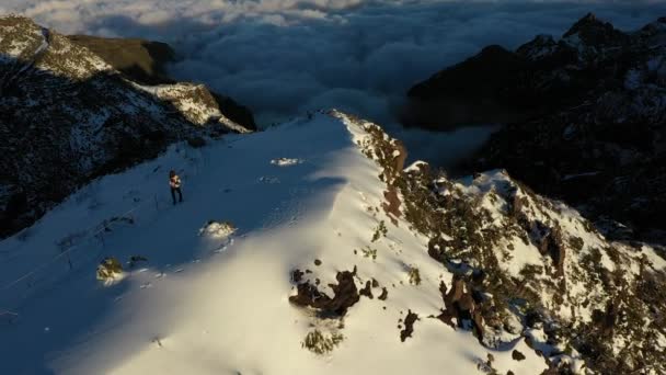 一个男人一个人走在通往马德拉皮科鲁伊沃山顶的路上 — 图库视频影像