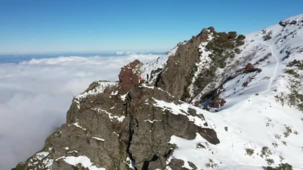 Een Koppel Staat Aan Rand Van Berg Pico Ruivo Madeira — Stockvideo