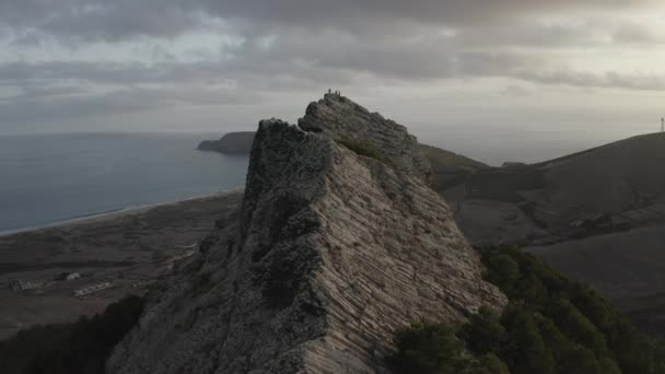 Aerial Shot Two Men Standing Together Top Cliff Porto Santo — Stock Video