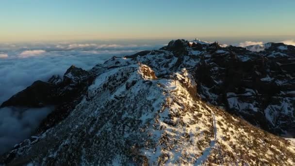 Cinematic Drone Shot Group People Standing Peak Mountain Madeira — Stock Video