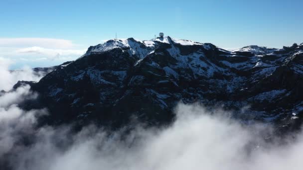 Dron Πυροβόλησε Προς Πίσω Λεπτά Σύννεφα Γύρω Από Βουνό Pico — Αρχείο Βίντεο