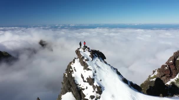Dos Amigos Están Juntos Borde Montaña Pico Ruivo Madeira — Vídeos de Stock