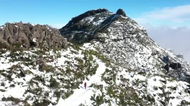 Μια Γυναίκα Περπατάει Μόνη Στο Μονοπάτι Του Βουνού Pico Ruivo — Αρχείο Βίντεο