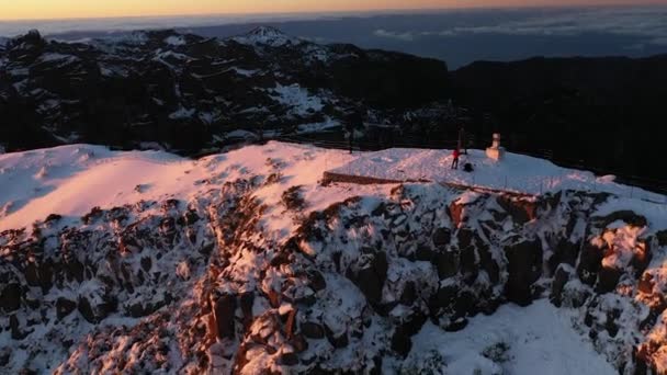 Drohnenschuss Über Dem Gipfel Des Pico Ruivo Mit Menschen Der — Stockvideo