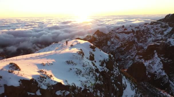 Ein Mann Geht Allein Sonnenuntergang Auf Dem Gipfel Des Pico — Stockvideo