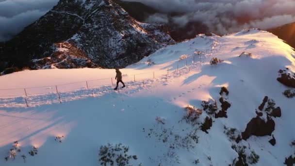 Άνθρωπος Περπατώντας Ένα Μονοπάτι Στην Κορυφή Του Pico Ruivo Χιόνι — Αρχείο Βίντεο