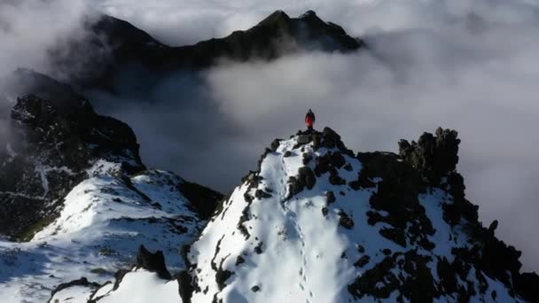 Una Pareja Está Pie Juntos Borde Montaña Pico Ruivo Madeira — Vídeos de Stock